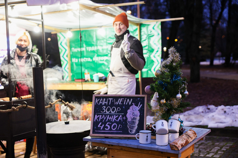 Гастрономическая шаурма и другие: на острове Канта открылась новогодняя ярмарка (фото)