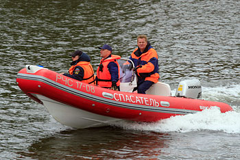 Спасатели отбуксировали к берегу лодку с двумя рыбаками на борту 