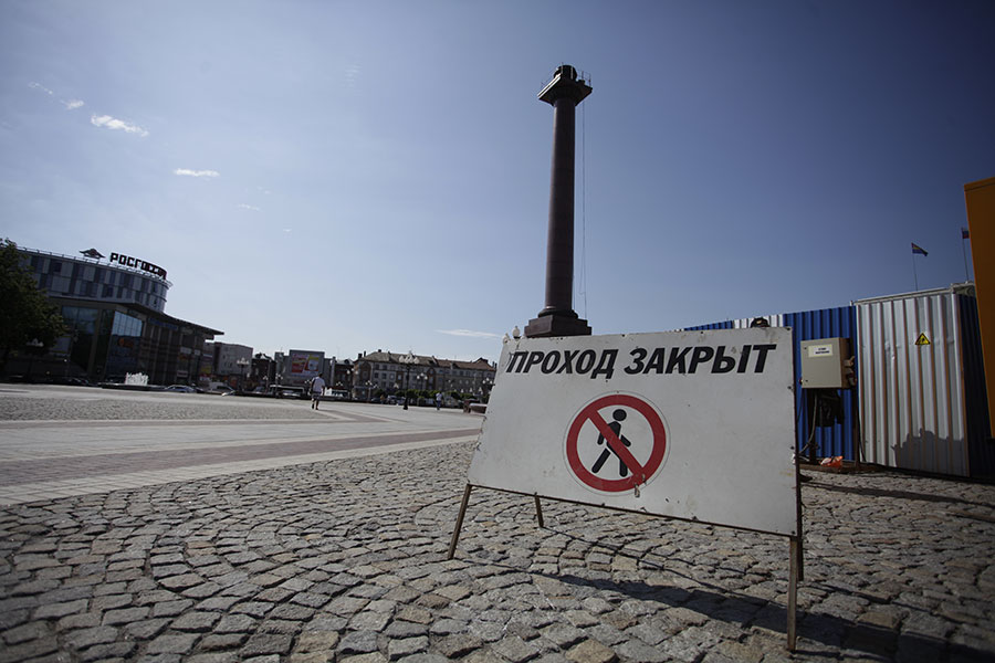 Орден наконец привезли: триумфальная колонна получила свое украшение