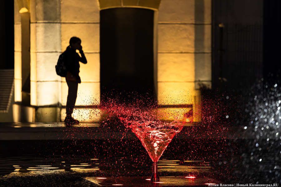 Брызги под музыку: как выглядит подсветка нового фонтана у стадиона «Балтика»