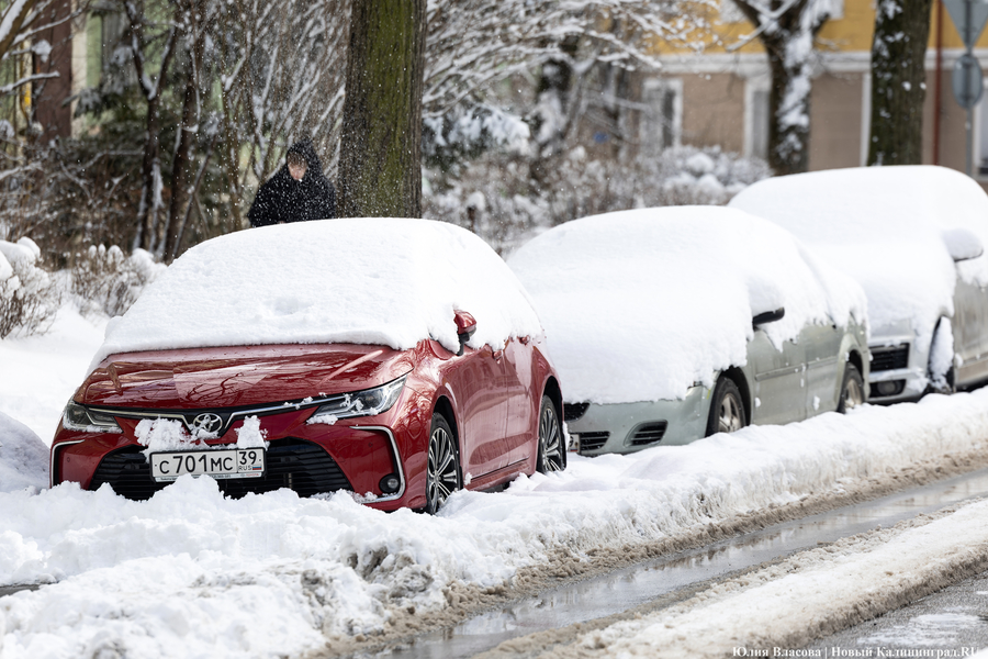 Зима не сдаётся: как выглядят улицы Калининграда после «снежного удара» (фото)