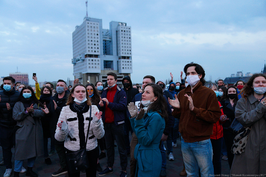 «Свободу политзаключенным»: как прошла акция сторонников Навального в Калининграде (фото)