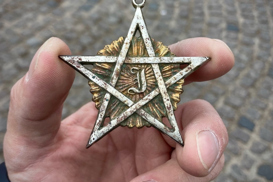 В Правдинском районе в лесу нашли масонский знак ложи «Иммануил» (фото)