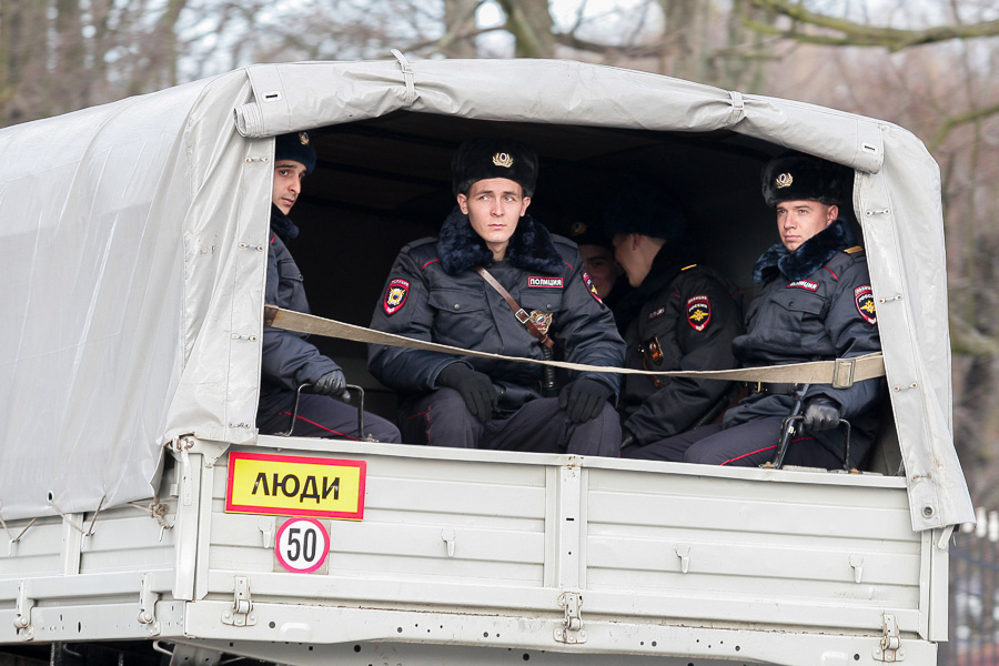 «К несению службы приступить!»: парад полиции у памятника 1200 гвардейцам