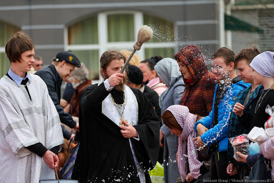 В брызгах святой воды: освящение пасхального угощения в соборе Христа Спасителя (фото)