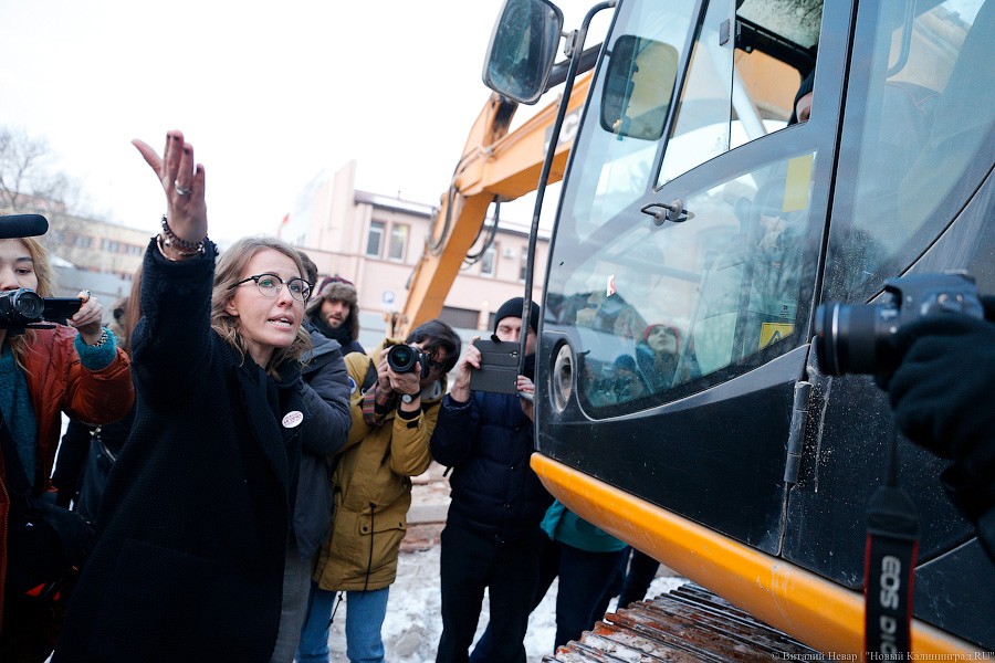 Одна на экскаватор: Ксения Собчак приехала в Калининград (фото)
