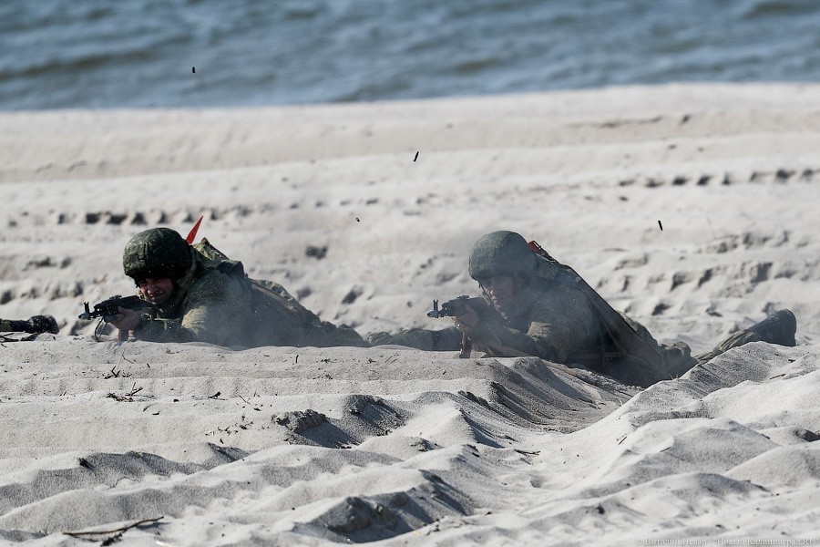 Берег в огне: на Балтфлоте отработали высадку морского десанта