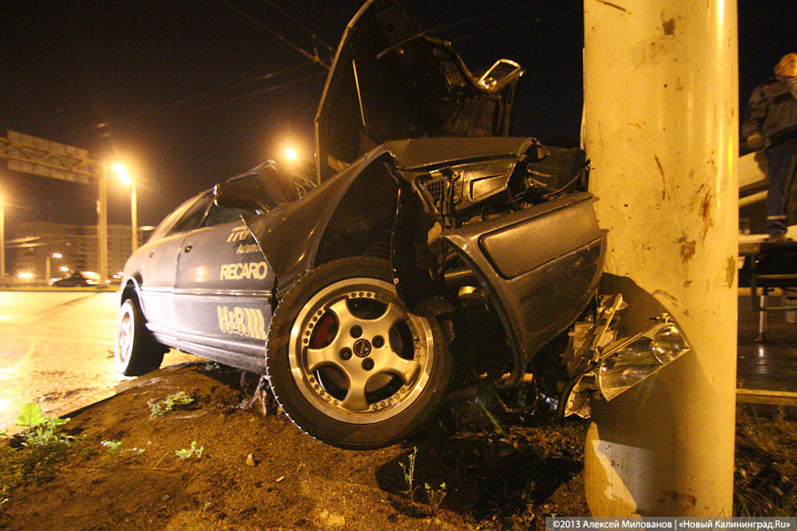 На второй эстакаде «Ауди» врезалась в столб и загорелась (фото)