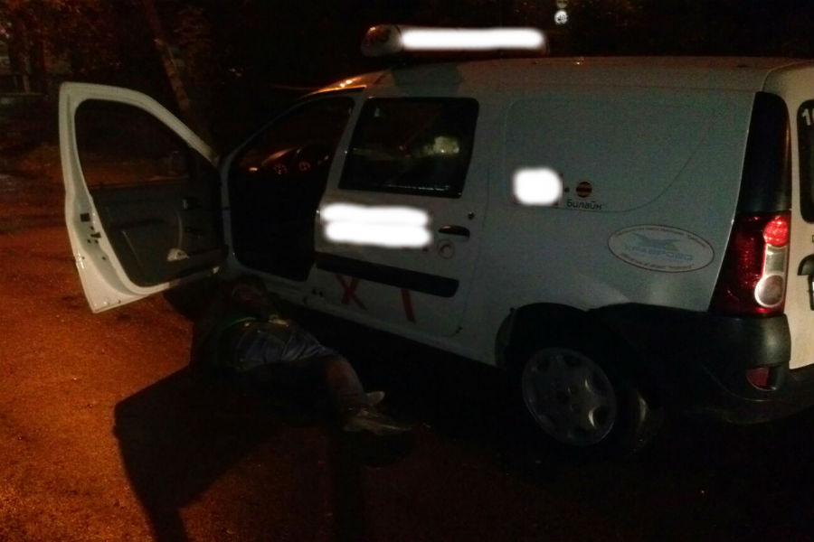 В Калининграде водитель такси под наркотиками выпал из машины и лег спать