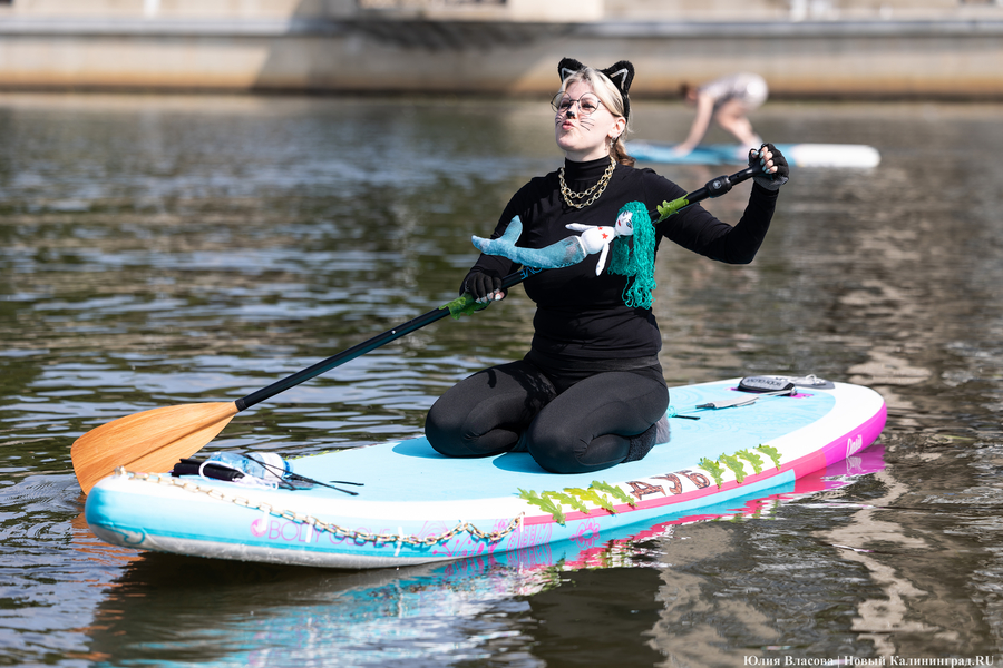 Царевны и богатыри на сапах: как в Калининграде прошёл костюмированный заплыв (фото)