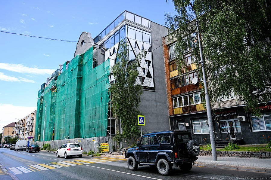 Стекло и треугольники: как выглядит фасад реставрируемой «Кройц-аптеки»