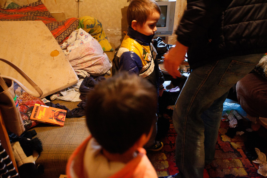 Капля в море, или 8 билетов в один конец: как судебные приставы отправили на родину таджикскую семью