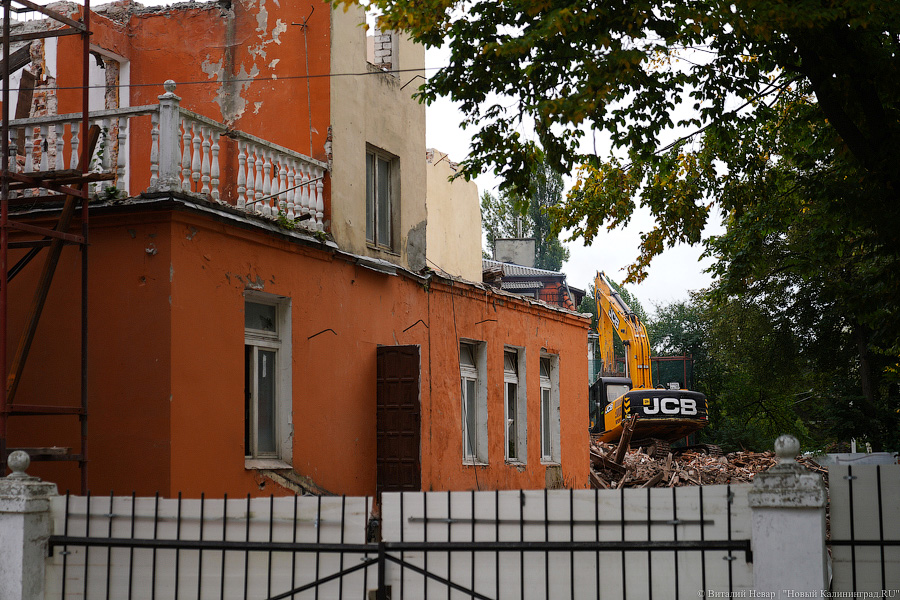 Разрушительный ремонт: в Зеленоградске сносят отель «Королева Луиза» (фото)