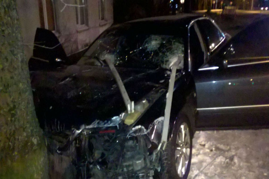 В Балтийске «Ауди» врезался в дерево, пострадал водитель (фото)