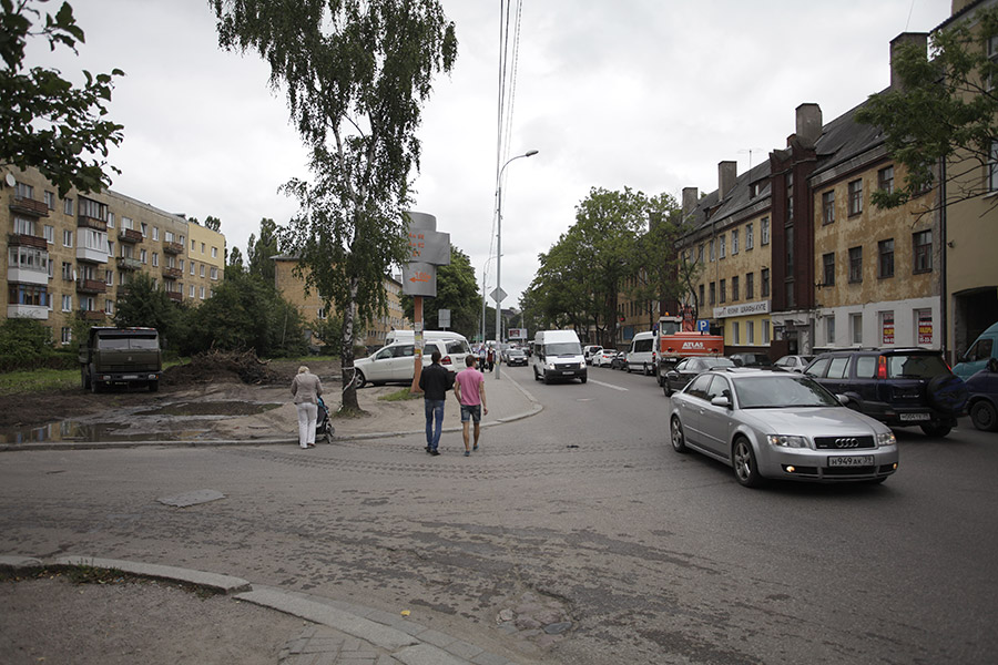 На ул. Озерова вырубили 16 тополей, участок разравнивает экскаватор (фото)