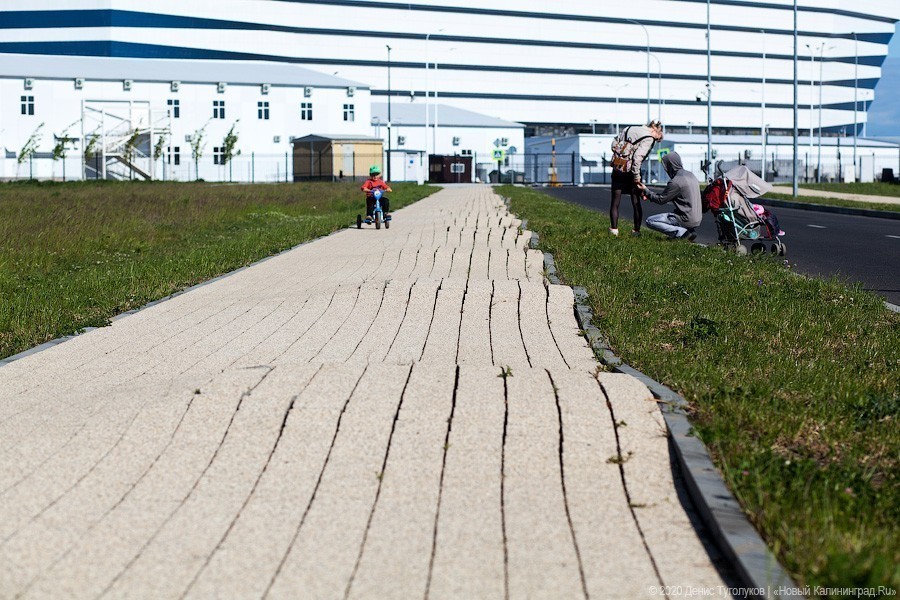 Днищем об асфальт: что происходит с Октябрьским островом спустя два года после ЧМ (фото)