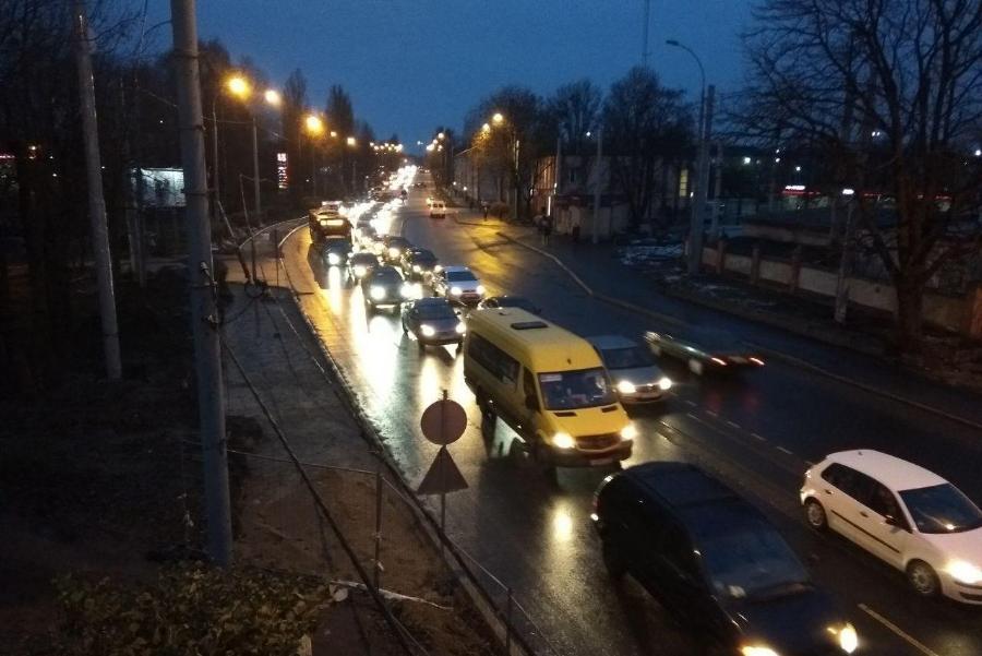 На открытом в выходные участке ул. Киевской образовалась пробка (фото)