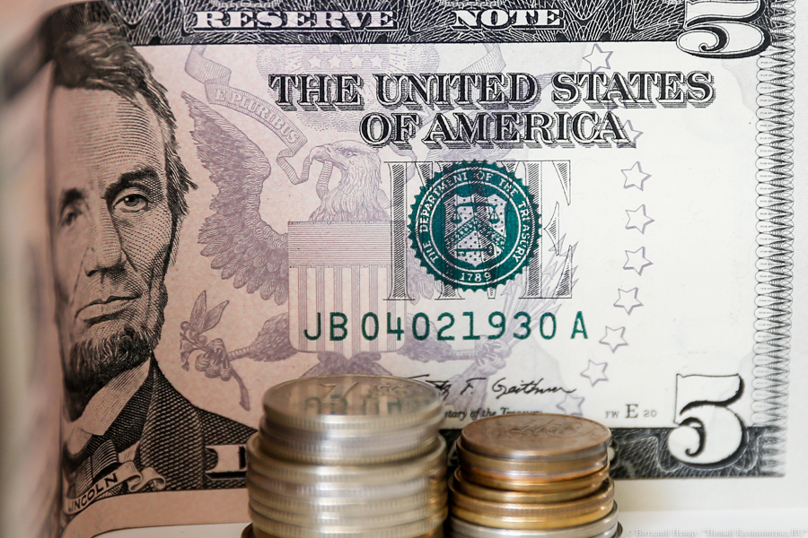 Курс рубля продолжил падение на торгах