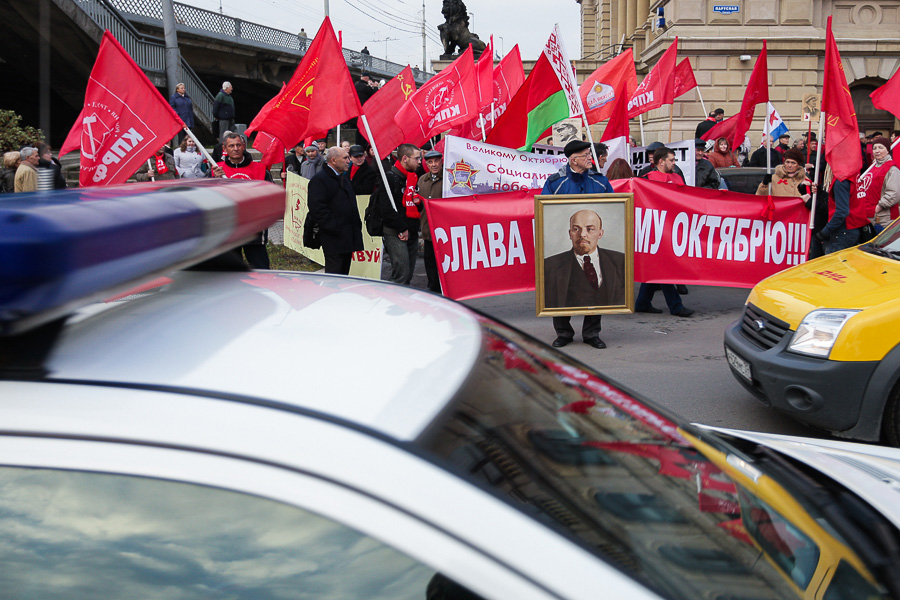 Цветы для Ленина: в Калининграде отметили годовщину Октябрьской революции