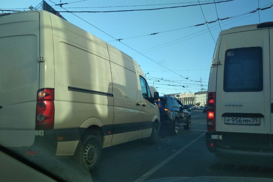 Ленинский проспект и площадь Победы «стоят» из-за двух ДТП