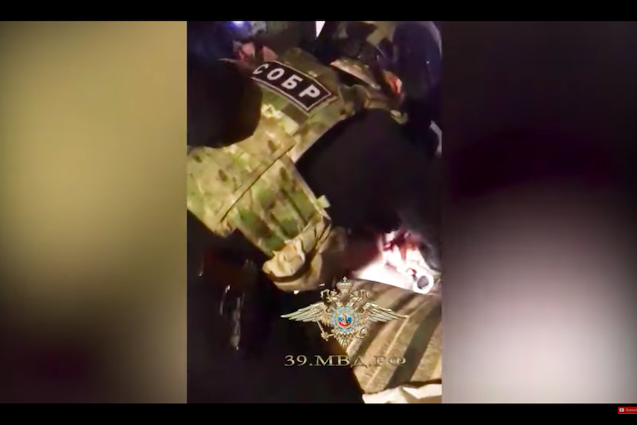 «Переклинило»: появилось видео штурма дома, где мужчина напал на жену и дочь