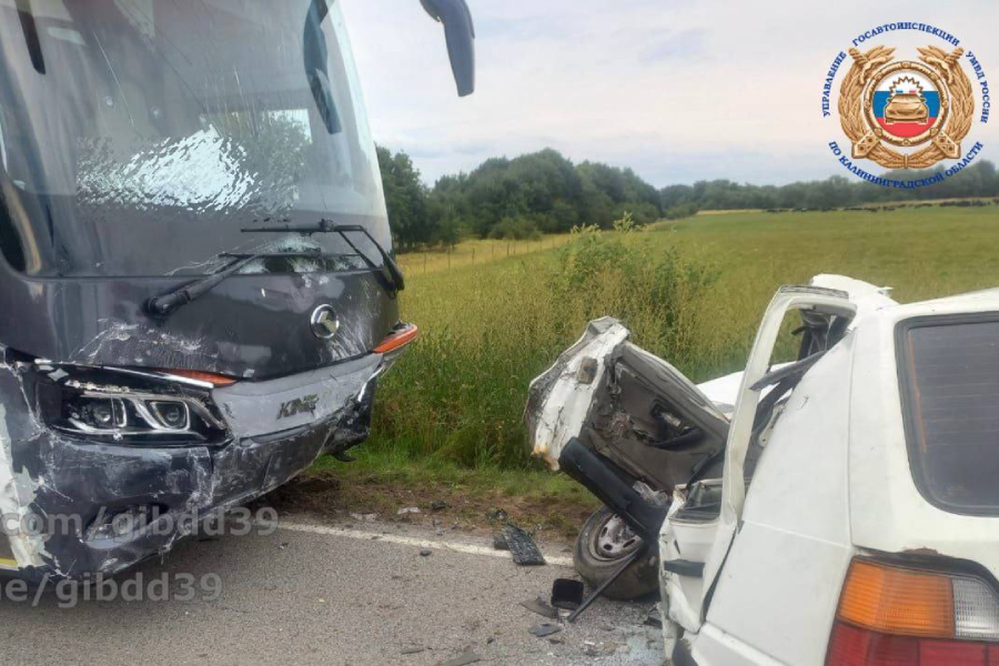 Один человек погиб, четыре получили ранения в ДТП с автобусом в Неманском районе