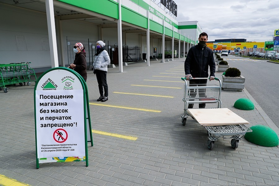 Вход в масках и перчатках: в регионе заработали непродовольственные магазины (фото)