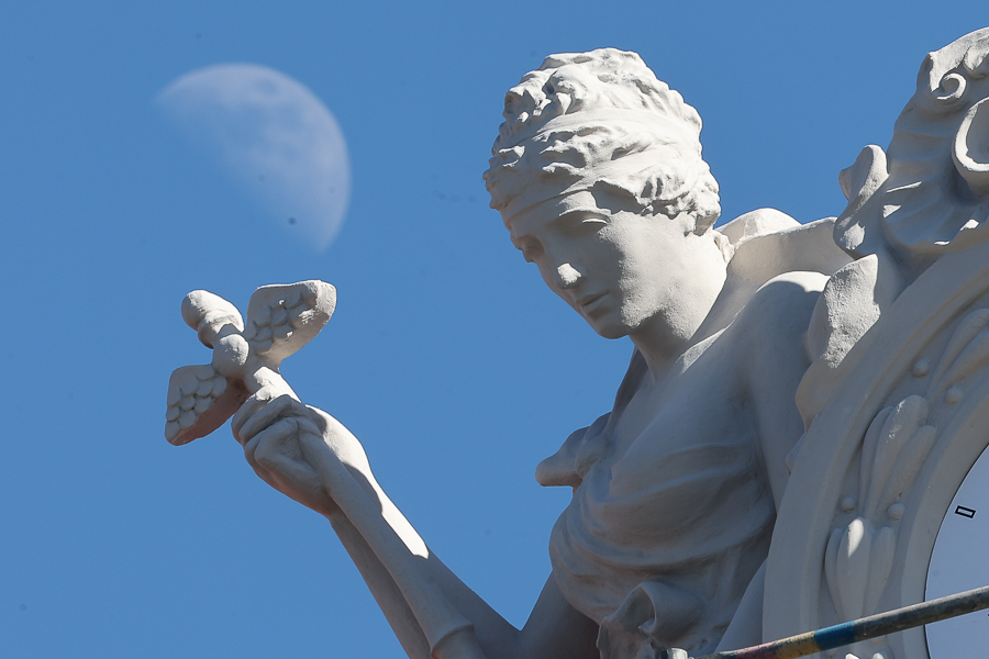 Улучшенная копия: акротерий «Движение и время» вернулся на историческое место (фото)