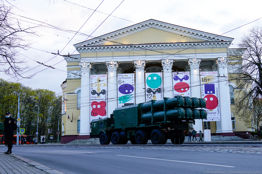 Вечерний марш: в Калининграде прошла репетиция парада Победы (фото)