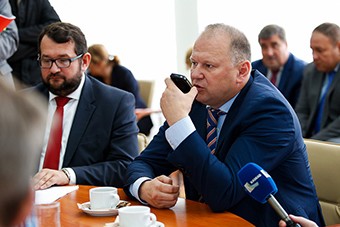 Губернатор предложил беженцам из Луганска учить русских школьников украинскому языку