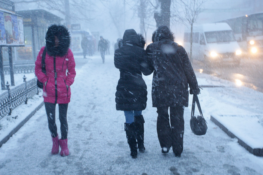 В ГИБДД калининградцев предупредили об усилении ветра и продолжении снегопада