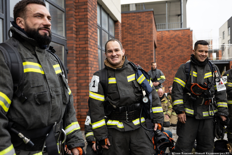 За три минуты на 25-й этаж: у пожарных прошли соревнование по скоростному подъёму (фото)