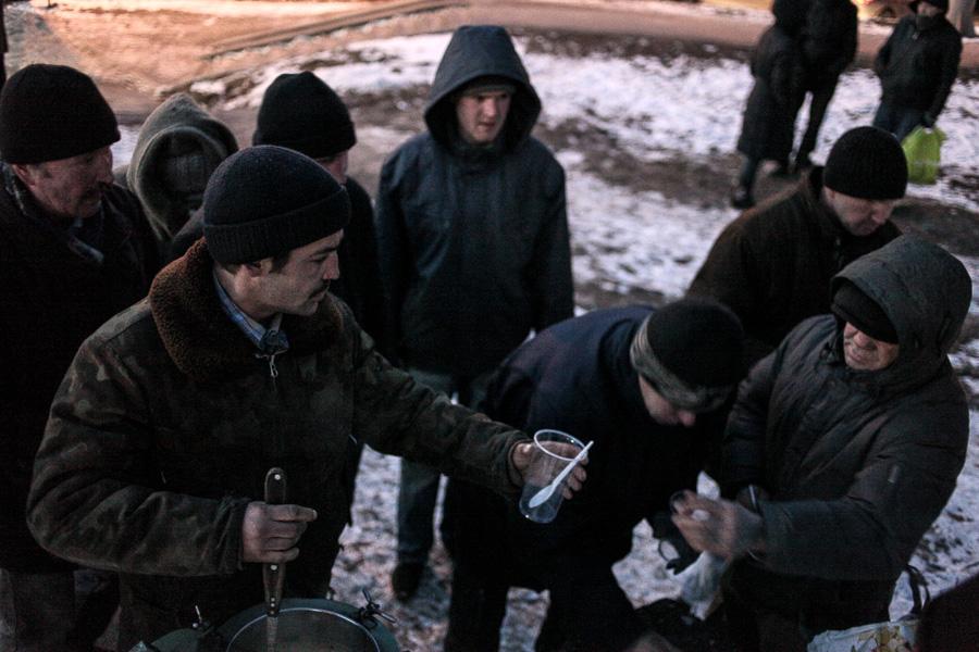 Региональные власти призывают калининградев не проходить мимо замерзающих людей