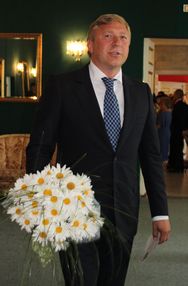 Ярошук подарил калининградским молодоженам ромашки