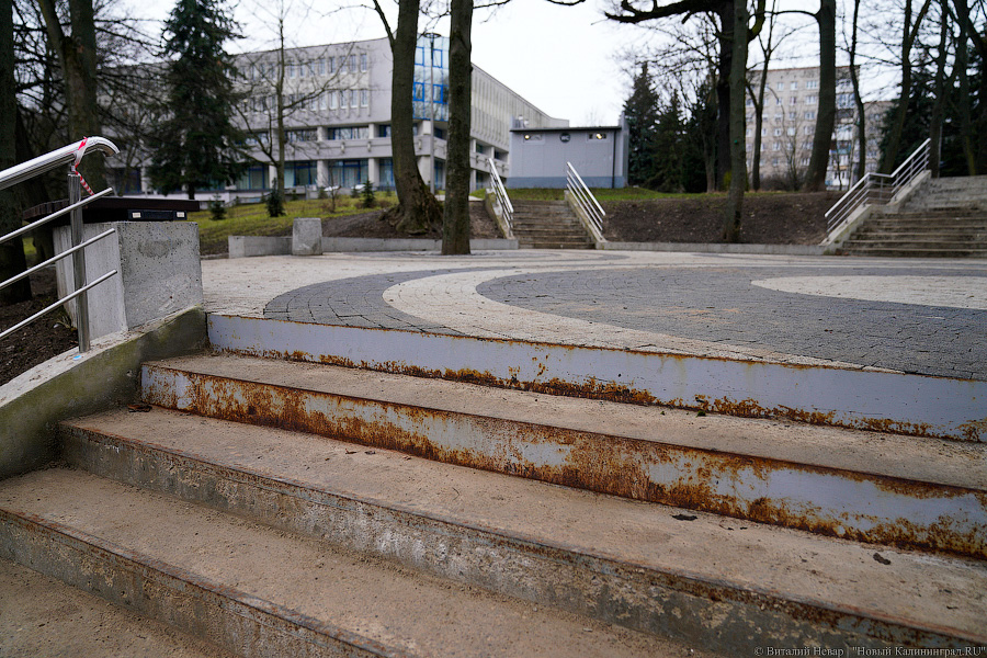Обвалившаяся штукатурка и не только: благоустроенный за миллионы Нижний пруд после зимы