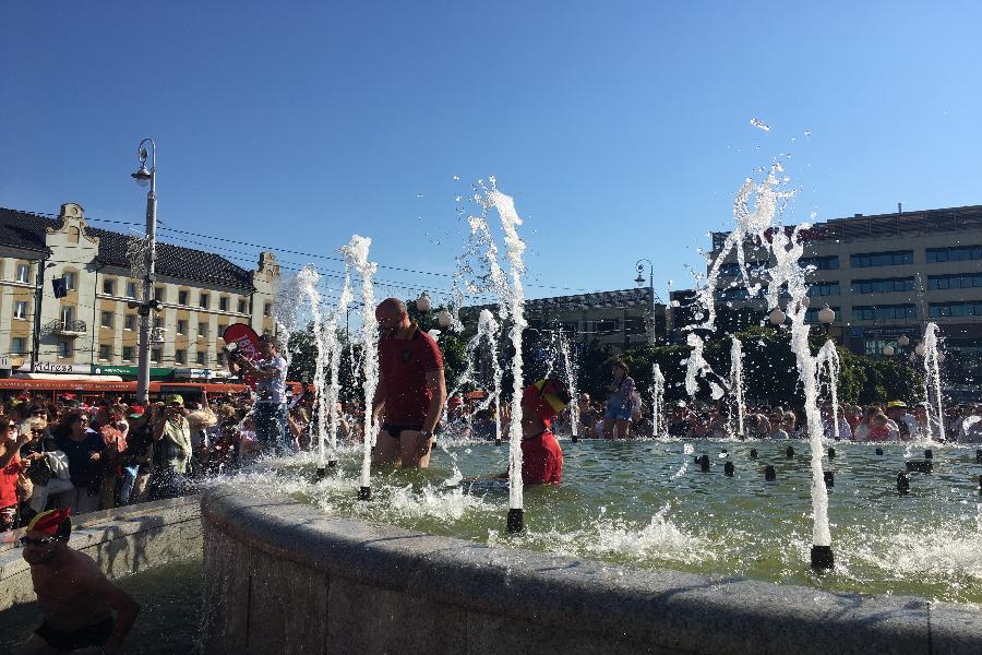 В центре Калининграда бельгийские фанаты поплавали в фонтане (фото, видео)