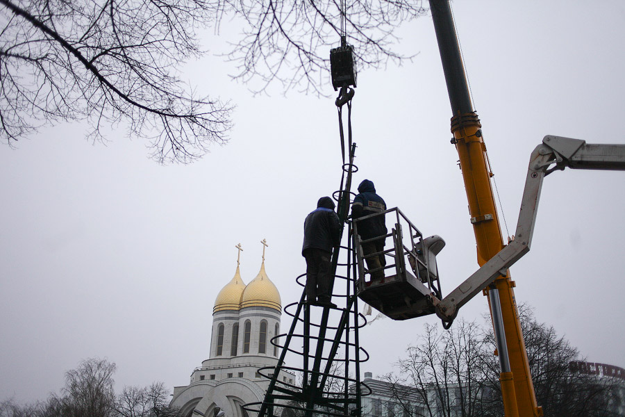 От каркаса до игрушки: в Калининграде собрали главную городскую елку