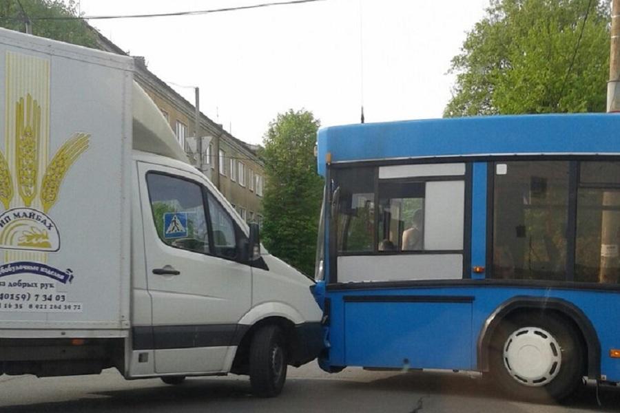 В Калининграде столкнулись грузовик и автобус (фото)