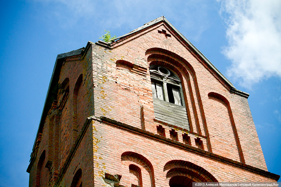 Осколки и ласточки: частично восстановленная кирха в Большой Поляне заброшена РПЦ
