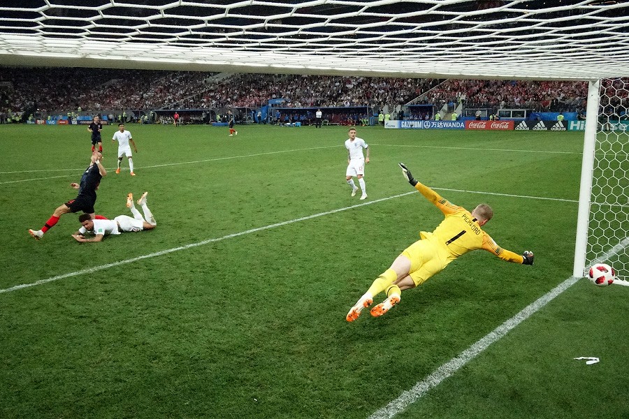 Они в финале: все голы матча Хорватия-Англия, снятые камерой в воротах (фото)