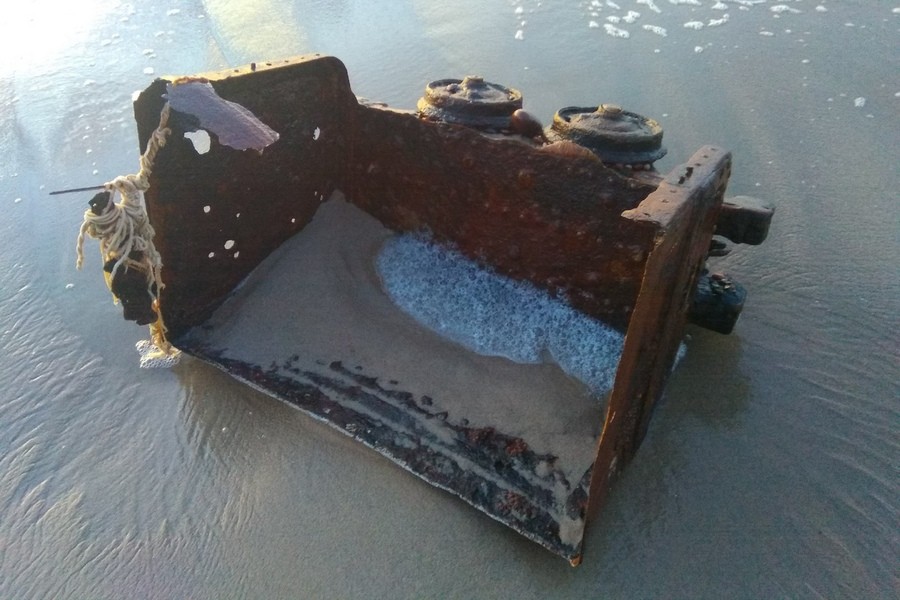 На берег в Донском выбросило старинную вагонетку, её забрал Музей янтаря (фото)