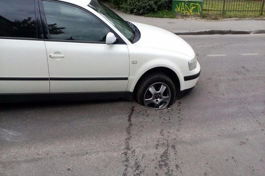 На Каштановой аллее автомобиль провалился колесом в открытый люк (фото)