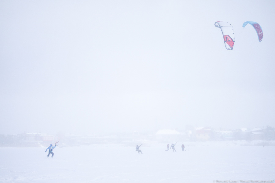 Сноукайтеры вышли на Калининградский залив. Посмотрите, как это красиво