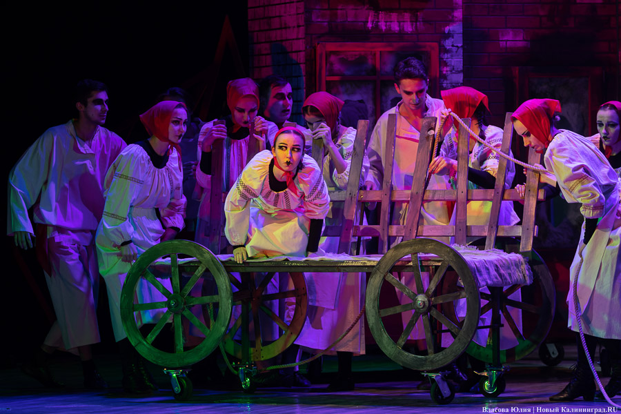 С интонациями The Beatles: в Музыкальном театре показали «Гоголюцинации Чичикова» (фото)