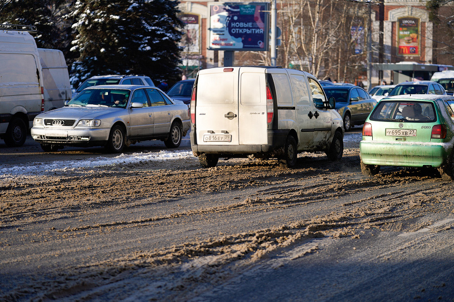 «Насладиться» зимой: во что превратились дороги в Калининграде после снегопада (фото)