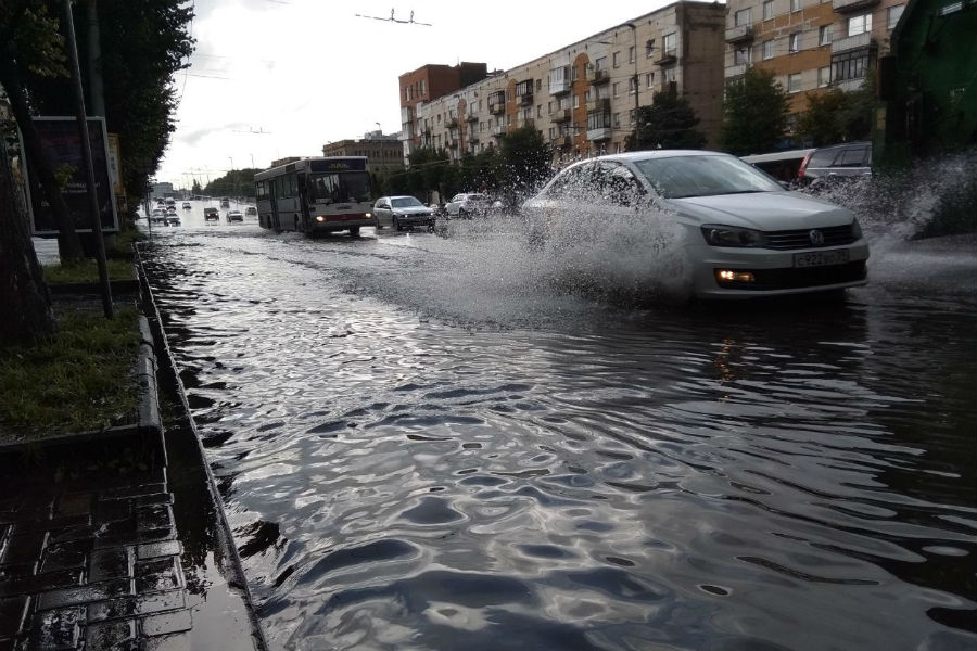В Калининграде затопило Ленинский проспект после дождя (фото) (видео)