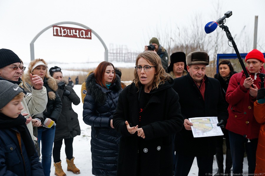 Одна на экскаватор: Ксения Собчак приехала в Калининград (фото)