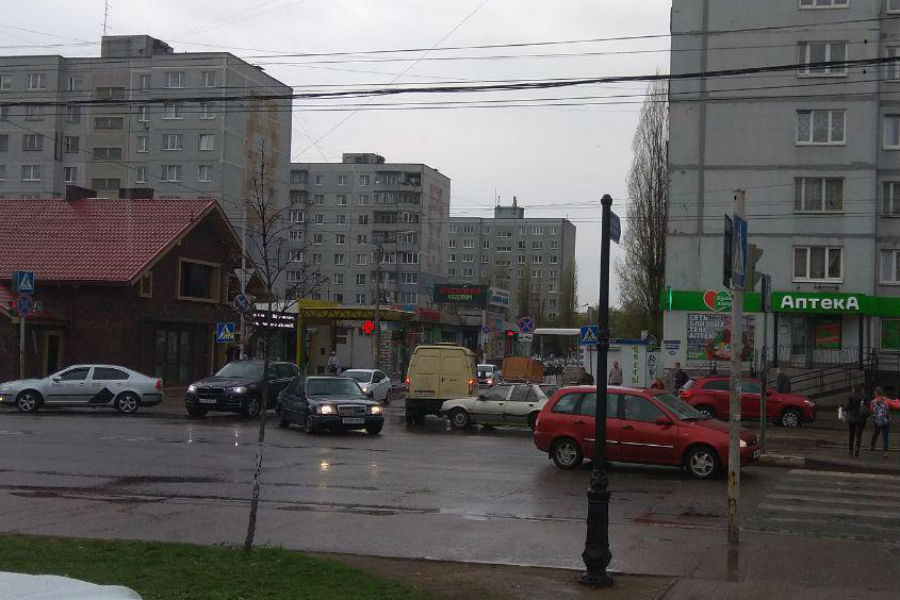 На Горького «Опель» врезался в инкассаторскую машину (фото)