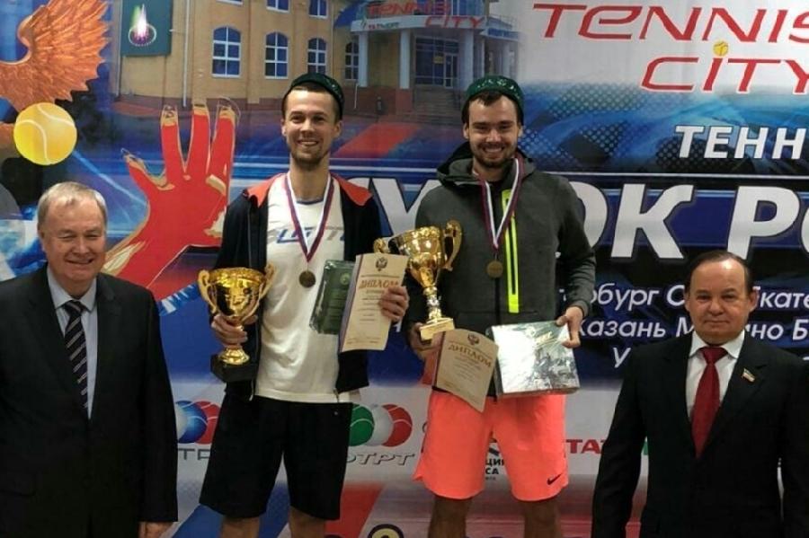 Денис Мацукевич — второй слева. Фото предоставлено региональным министерством спорта.
