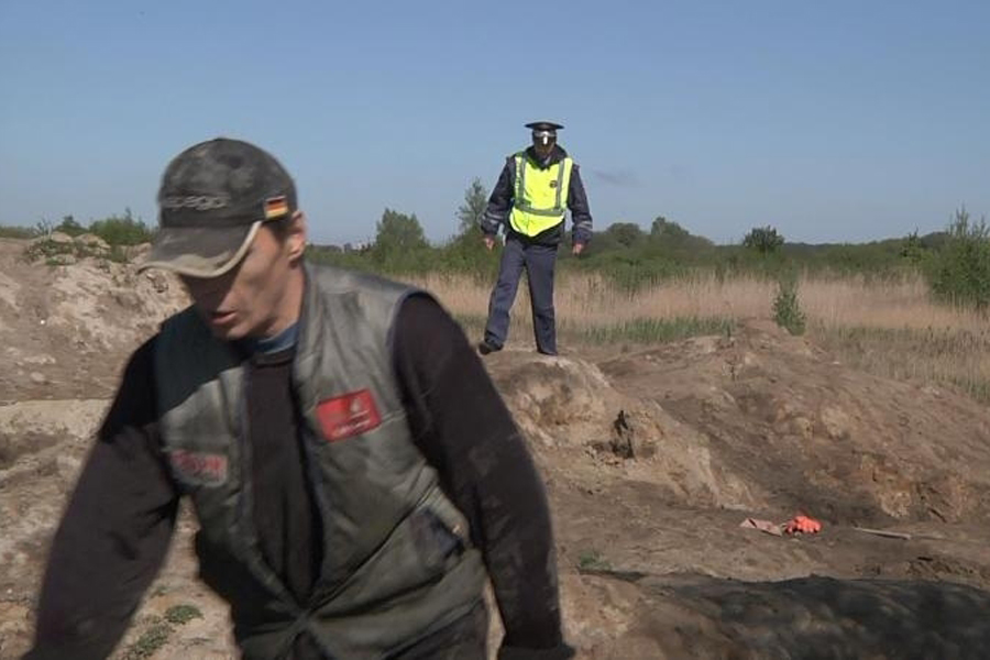 В Зеленоградской районе при засыпке карьеров полиция обнаружила копателей (фото)